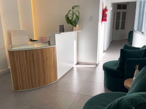 Escritorio de la secretaria de Inteco en la sala de espera de La Plata