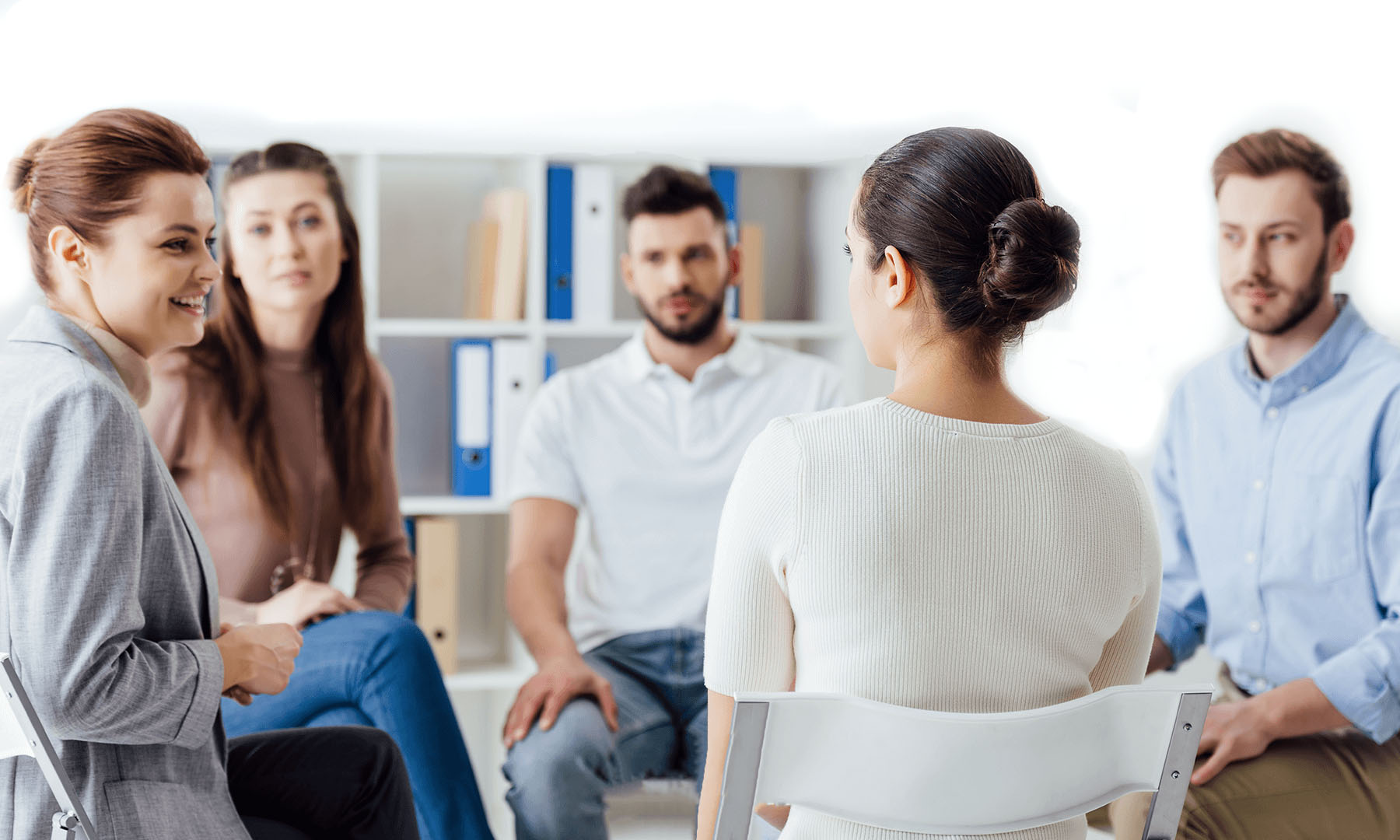 Psicólogos y psiquiatras junto con otros profesionales trabajando de manera interdisciplinaria, integrando las diferentes especializaciones con marco de terapia cognitivo-conductual.