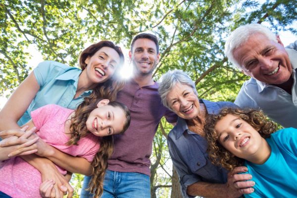 Familia con padres, hijos y abuelos